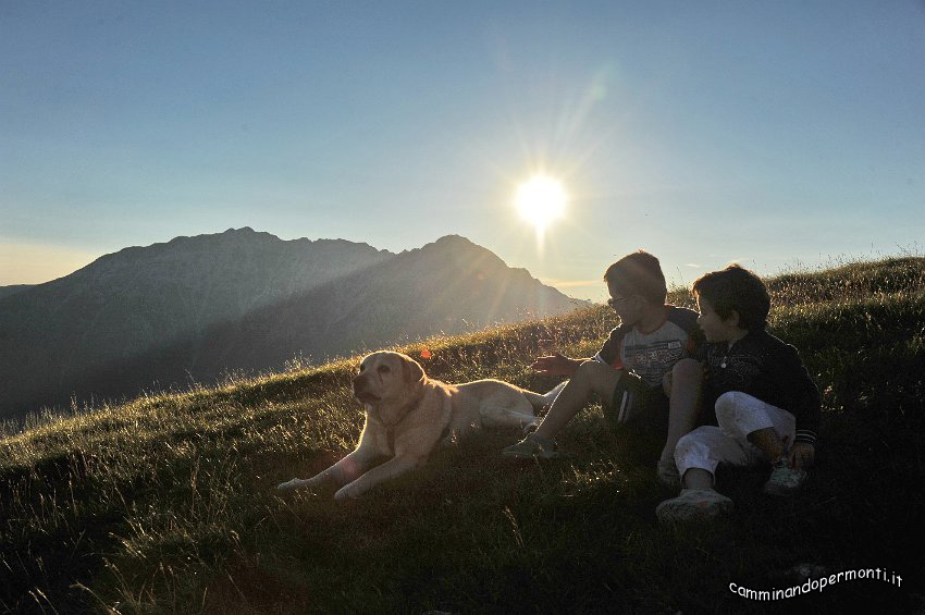 50 Yuri e Linda - aspettando la cena al rifugio.JPG